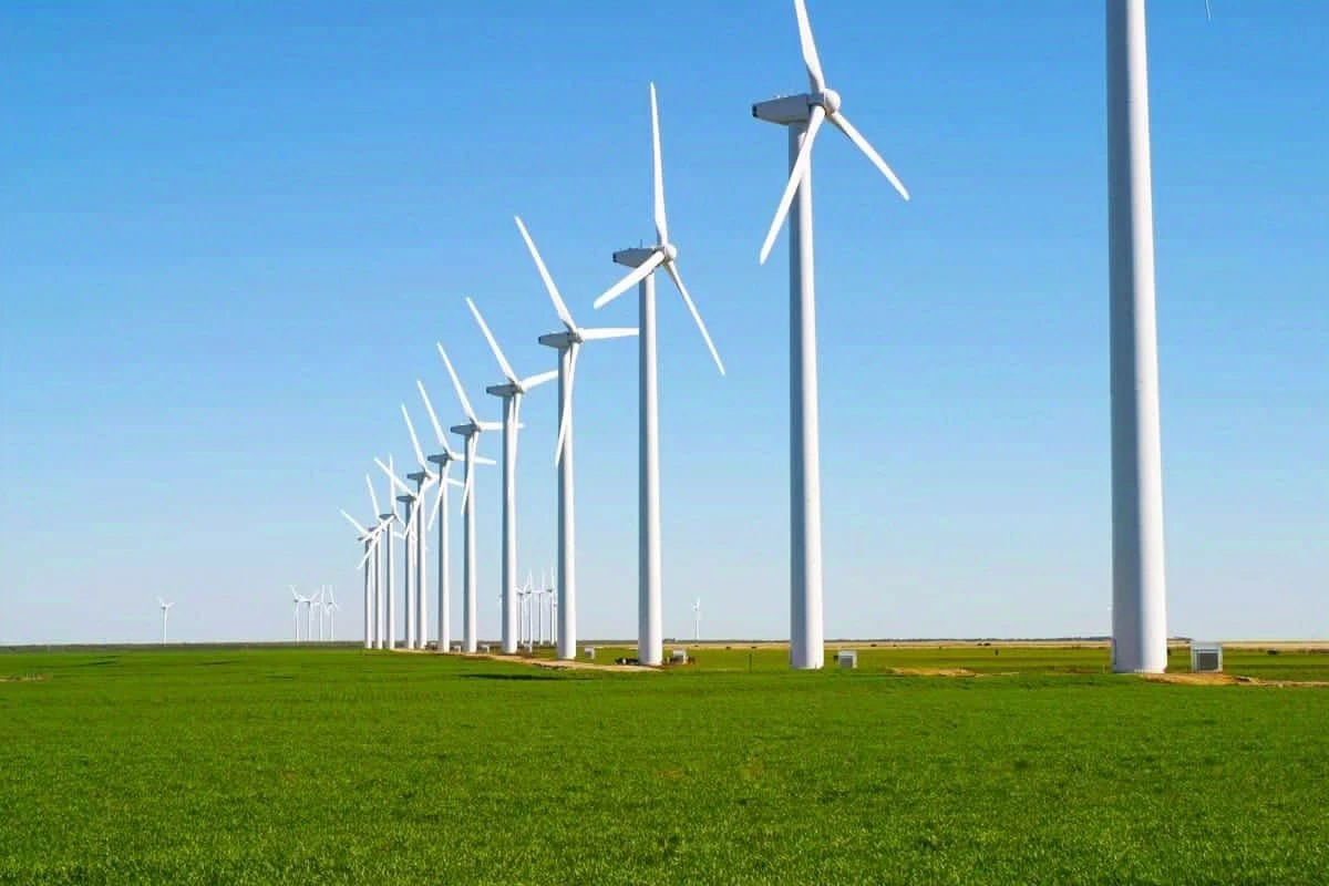 Wind farm with turbines aligned in an open field
