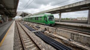 Trem do Metrofor na Linha Sul com instalação de eletrodutos PEAD