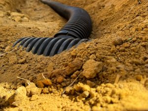 Techdreno em vala curvilínea em solo arenoso