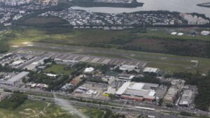Foto aérea de aeroporto regional no Rio de Janeiro