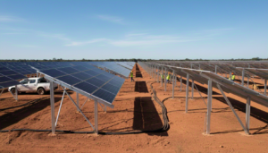 Foto ilustrativa de usina fotovoltaica em fase de instalação com duto elétrico UV