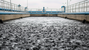 Foto ilustrativa de estação de tratamento de efluentes com biomídia em tanque de aeração